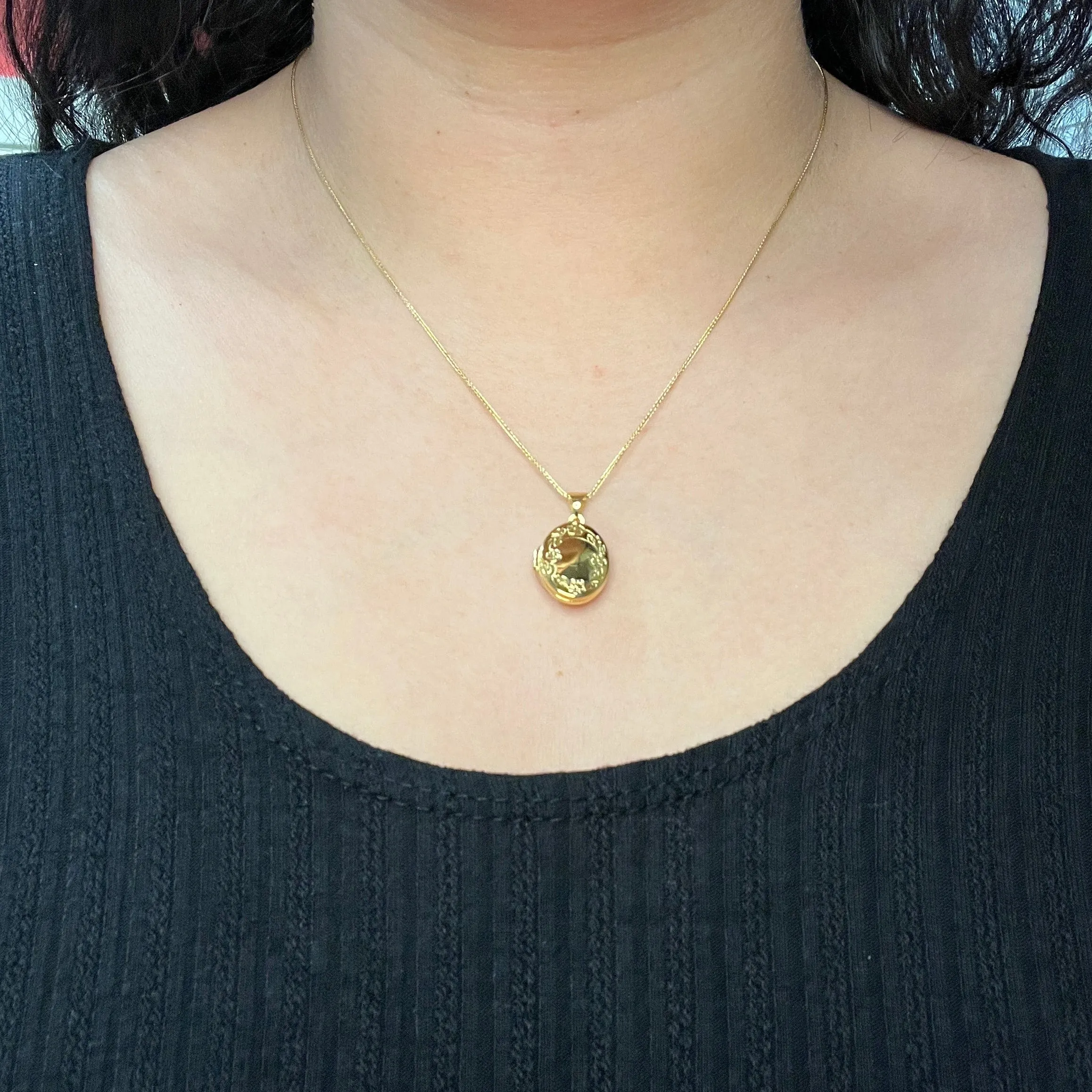 10K Yellow Gold (13mm) Floral Oval Locket Pendant