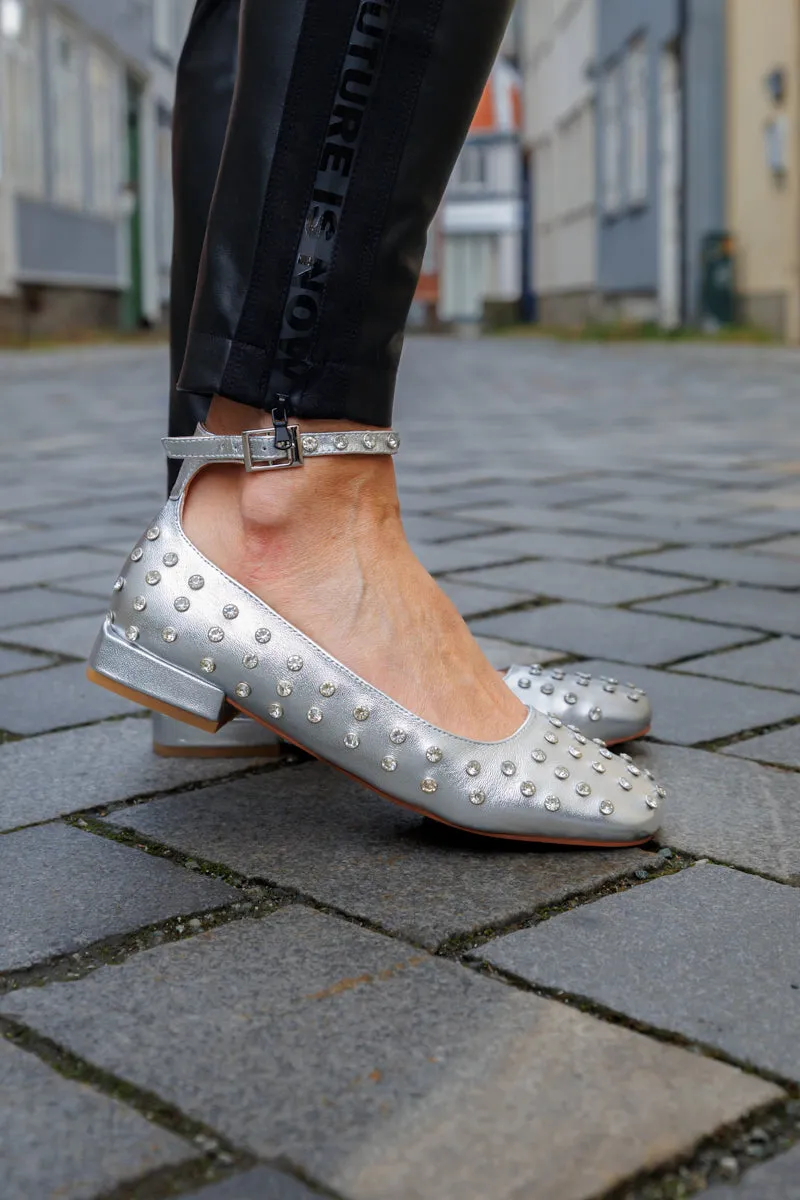 Alma en pena Ballerina i sølv med blanke strasstener, ankelrem og butt tå