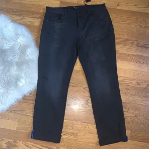 BCBGmaxazria distressed black denim jeans size‎ 31