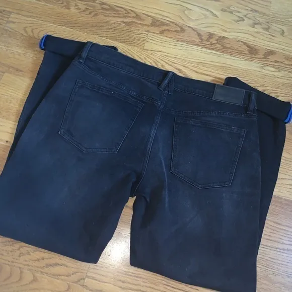 BCBGmaxazria distressed black denim jeans size‎ 31
