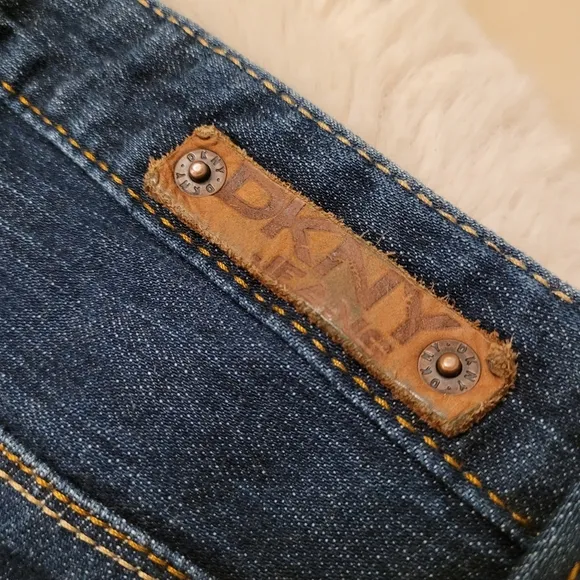 EUC DKNY Time Square Low Rise Straight Leg Dark Wash Women's Jeans - Size 28S