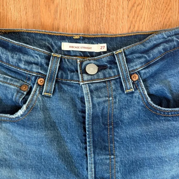 LEVI’S Premium Ribcage Straight High Rise Button Fly Cropped Jeans 27