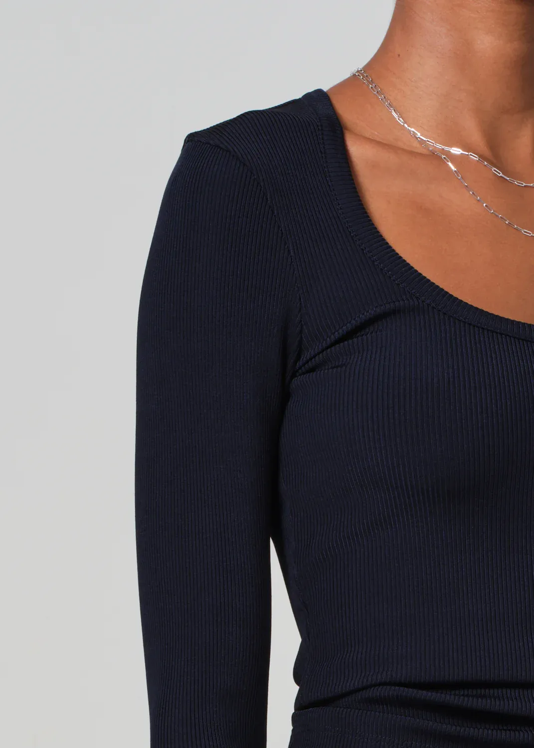 RUMI SCOOP NECK IN NAVY