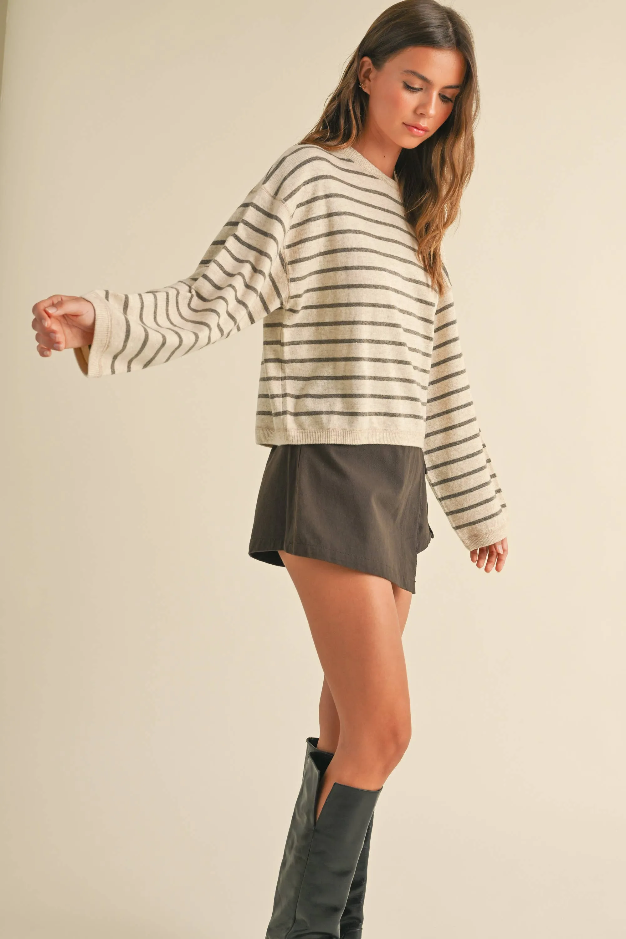 STRIPED PATTERN SOFE KNITTED TOP