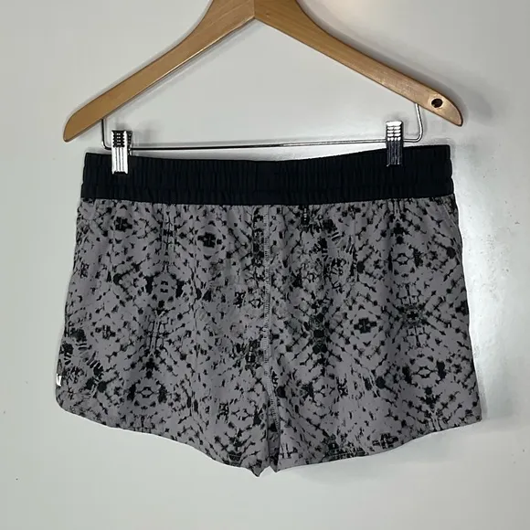 Vuori Clementine Shorts in Gray Shibori Print Size Large